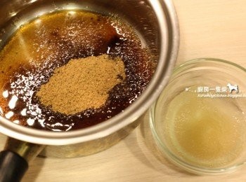 step1: <span class="group_1">焦糖果凍</span>吉利丁粉5g+水25g泡開。黑糖60g+冷開水10g放入不銹鋼鍋中輕輕搖晃，使黑糖與冷水混合。