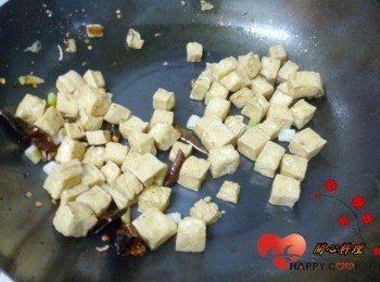 step7: 放入炸好的豆腐