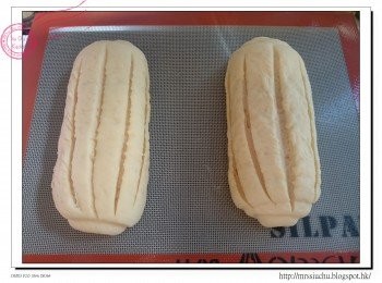 step10: 小心把麵團移往焗盤, 以界刀在中間界一刀, 再在左右兩側分別界兩刀, 總共五刀。