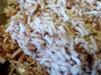 step5: 將炸好的米粉加入已經調味好的牛肉碎裡抓拌均衡備用