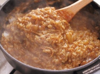 step12: 關火，倒入醬油迅速攪拌，再放入 白飯接著攪拌。