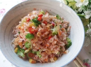 step3: 加紅麴醬和鹽調味拌勻, 再拌入燙熟的青花菜拌勻 ; 灑上紅辣椒