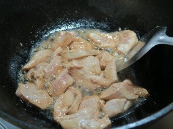 step4: 少許油熱鍋雞肉下鍋拌炒