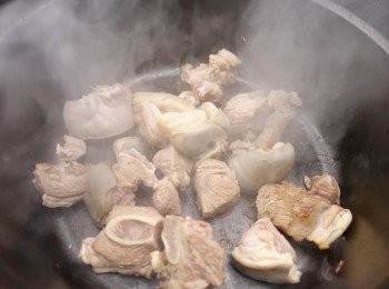 step3: 鑊中不加任何東西，中火燒熱鑊後加入羊腩。每面煎一下，會有一些出水效果，煎至表面稍為乾身，取出並沖水洗凈。