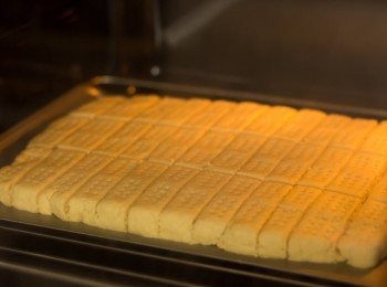 step8: 包好放入冰箱（Refrigerator） 1 小時以上，之後放入已預熱至攝氏 150 度的焗爐，焗 50 - 60 分鐘，至表面變成淺淺的金黃色。