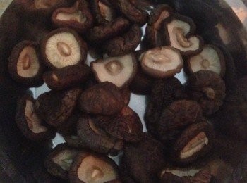 step1: 幹香菇熱水泡開，去蒂，洗乾淨。（用剪刀很方便）