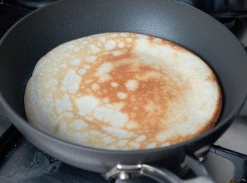 step3: 下少許牛油在平底鑊內，倒入麵糊，用中小火煎至表面凝固（約一分鐘），然後反轉再煎約一分鐘