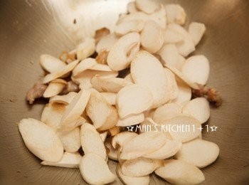 step3: 再來倒入杏鮑菇拌炒。(炒到杏鮑菇釋出水份。)