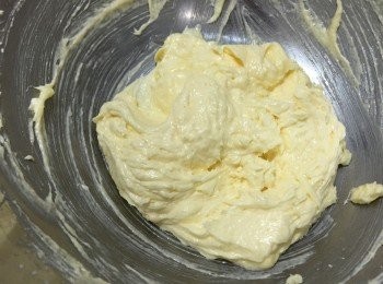 step3: 分三次加入雞旦，每加完雞旦後，必須用打旦 器以高速拌勻才可以再加第二次，否則會令混合物變成豆腐花般，切勿心急