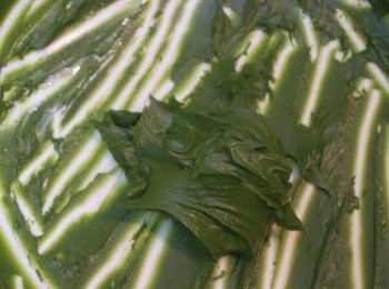 step6: － 下2小匙熱淡忌廉到抹茶粉拌成膏狀