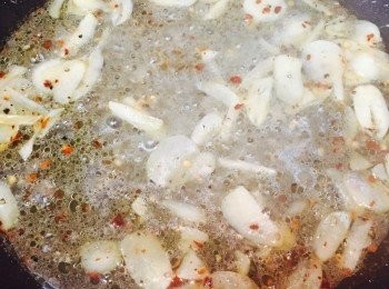 step3: 加入煮過麵的水，大火煮滾，加鹽和黑椒調味，煮至水份收乾一半左右加入意大利粉兜匀，熄火。