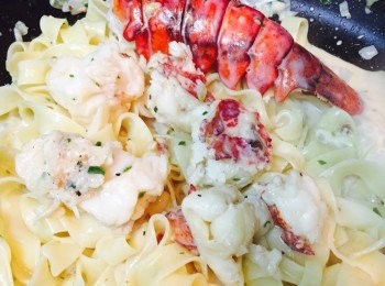 step6: 酒精揮發後加入忌廉，煮至冒煙，熄火拌入扁意粉。按喜好加入現磨巴馬臣芝士。