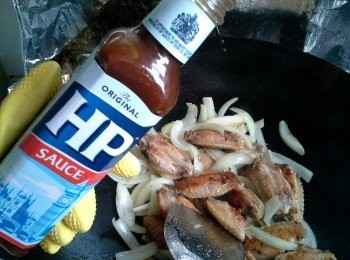 step5: 先加入HP汁，拌勻後再加入其餘<span class="group_3">醬汁</span>。