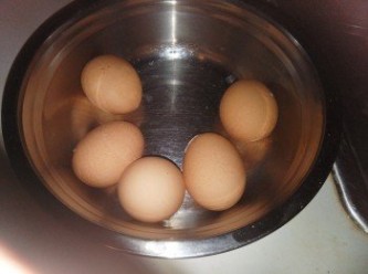 step3: 時間一到立刻關火放進冰冷水里，待蛋略為降溫， 將蛋殼敲裂， 再浸在水中，讓水滲進蛋內， 會較容易剝殼，小心剝去蛋殼, 糖心蛋完成了。