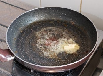 step7: 在同一個鍋子內，以小火煮溶無鹽牛油。