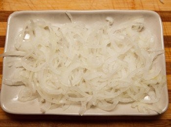 step3: 將洋蔥的水分用手擠乾，並平鋪在盤子上。