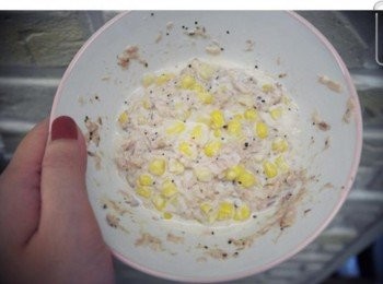 step1: 把玉米和鮪魚多餘的水分瀝乾~~~ 碗內放入玉米.鮪魚.美奶滋及黑胡椒~通通攪拌均勻!! 其實這步驟超簡單的耶....哈哈)))))