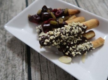 step6: 沾巧克力的餅乾，建議放冰箱冷藏，以免巧克力融化。餅乾可用密封罐封存，想吃時再取出即可。儘早食用完，風味更佳！