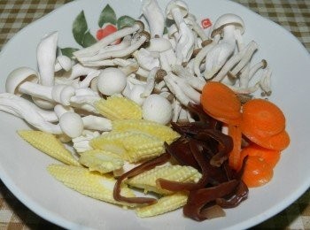 step3: 玉米筍斜切片、紅蘿蔔切片、黑木耳切絲、菇類去蒂頭洗淨
