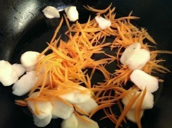 step4: 同鍋炒胡蘿蔔及荸薺