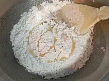 step1: 牛奶+山藥泥+酵母+糖 先攪拌ㄧ下；再放入中筋麵粉和沙拉油，拌到水份都看不到後，就改用手下去揉成糰。