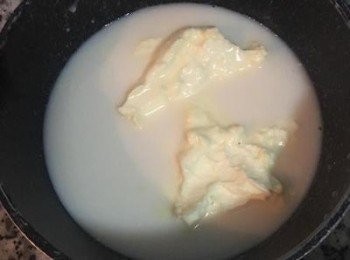 step16: 接著將馬斯卡澎拌入牛奶中,要拌勻到完全沒顆粒,或者亦可過篩一次, 此部份的馬斯卡澎也可以用奶酪起司代替.