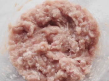 step4: 把雞湯凍加入絞肉裡,攪拌均勻
Take chicken soup from refrigerator, add to the meat mixture, mix well.