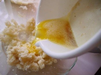 step3: 薯泥1號
小火融化奶油至金棕色，倒入薯泥中，加50ml水快速拌勻。
加入鹽巴，胡椒，洋香菜末。
