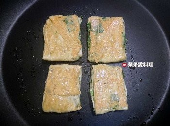 step11: 底部呈金黃色時，翻面續煎。