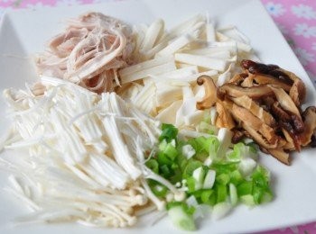 step1: 備料:鮮筍(切細條狀)、乾香菇溫水泡軟(切細條狀)、金針菇(切成2段)、青蔥(切花)