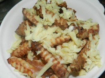 step2: 將炸好的馬鈴薯鋪在盤子中，撒上披薩起司，180度烤2分