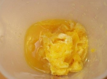 step5: 把所有的果肉放在容器中~ 拿起攪拌棒打出果汁來!!!!