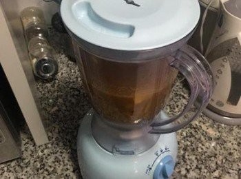 step9: 將南瓜湯倒入果汁機中打勻。