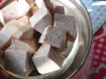 step1: 將芋頭切塊放入電鍋蒸熟