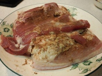 step1: 五花腩洗淨, 抹乾切件, 下胡椒粉及蒜粉略醃, 五花賊肉的一邊下少許五香粉, 最後拍上一點太白粉, 備用