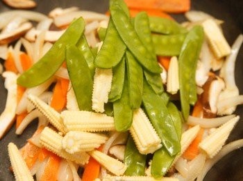 step4: 接著加入香菇、紅蘿蔔、玉米筍與豌豆莢拌炒。