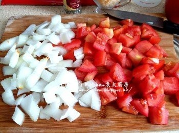 step2: 蕃茄洗淨切粒 , 洋蔥去皮切粒 , 芹菜去葉洗淨切段 , 煙肉切細片