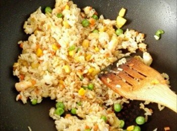 step7: 加入油咖喱，蝦仁，加鹽，翻炒均勻，出鍋。