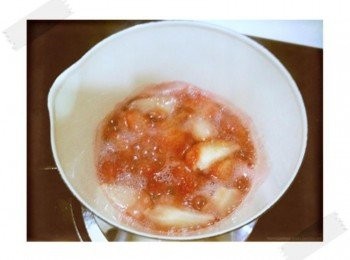 step6: 要來做<span class="group_2">草莓醬汁</span>的部分啦!!! 草莓切成4等份連同砂糖一起放入鍋中煮約30分鐘~ 草莓出水後加入檸檬汁~~煮滾後關火!!