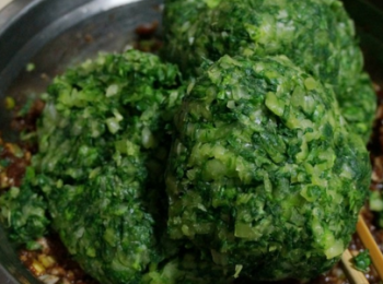 step5: 小白菜用手抓成團，擠出多餘的水分，無需擠太乾，放在豬肉餡中。