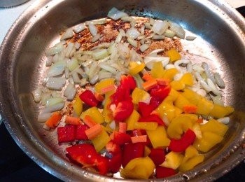 step4: 剛剛煎雞腿的鍋子，不用洗同鍋先炒洋蔥跟甜椒紅蘿蔔