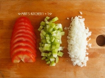 step2: 首先將洋蔥、西洋芹切末；番茄切片備用。