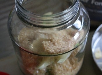 step7: 再放糖下去覆蓋，然後就是檸檬→糖→嫩薑→糖→檸檬→倒滿為止。