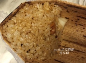 step10: 再加入米飯蓋住餡料，用竹葉包起來，以棉繩在粽子1/2處綁起打結