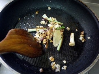 step3: 下少許香油將<span class="group_4">配料</span>炒香後下鮮蝦