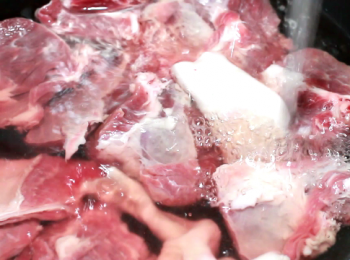 step6: 這次比較特別。肉羊除了需汆水外, 在烹調前需先用水沖洗及漂水。漂去羊肉的血水。在一個小時中, 更換3-4次清水。這是有效去除羶味的方法。同時也能讓湯色更清澈。
