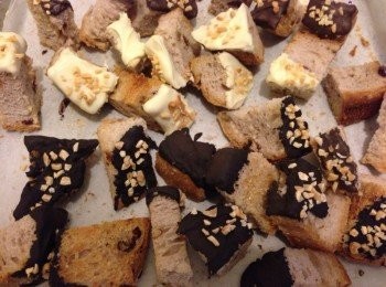 step4: 待涼可黏上朱古力漿黏上果仁碎，待表層朱古力漿凝固成薄脆便可入存氣瓶慢慢享用