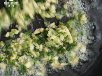 step4: 加入剛已攪拌好的薑蔥炒熱