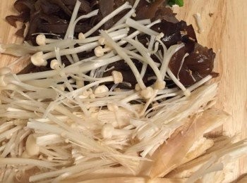 step1: 鮮木耳切絲；金針菇切去根部；杏鮑菇切件；小白菜洗淨切碎。
