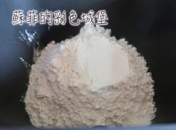 step5: （麵包做法）除了奶油，其他所有材料投入麵包機裡，設定烏龍麵麵糰行程(15分鐘）。此時麵團柔軟又不黏手。